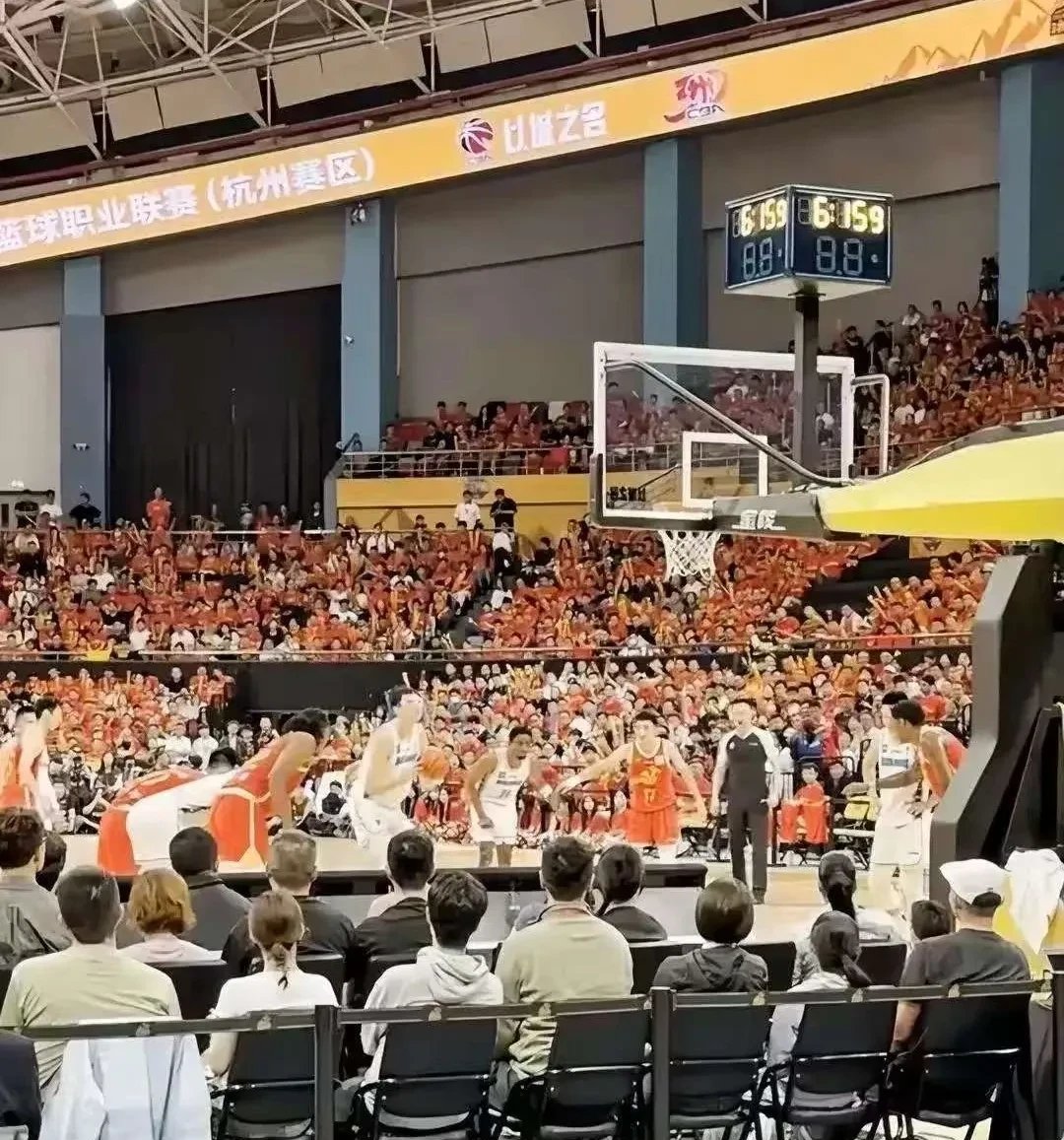 TheShy重返赛场，爆冷首场状态出色，拜仁观众沸腾！比赛高潮迭起的简单介绍