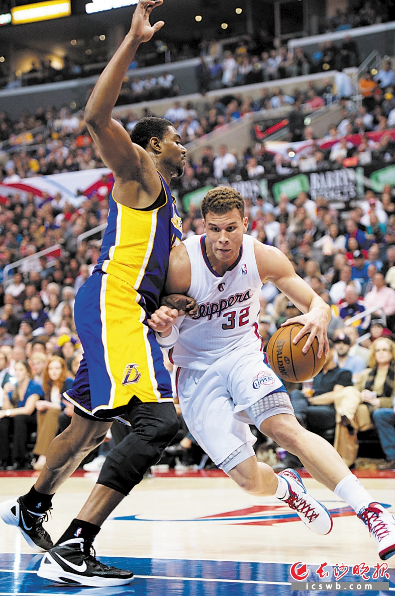 关于摩托车赛超级杯上演强强对话，燕赵霹雳队翻盘岭东天虎队，战术调整见效；禁区内连续解围的信息