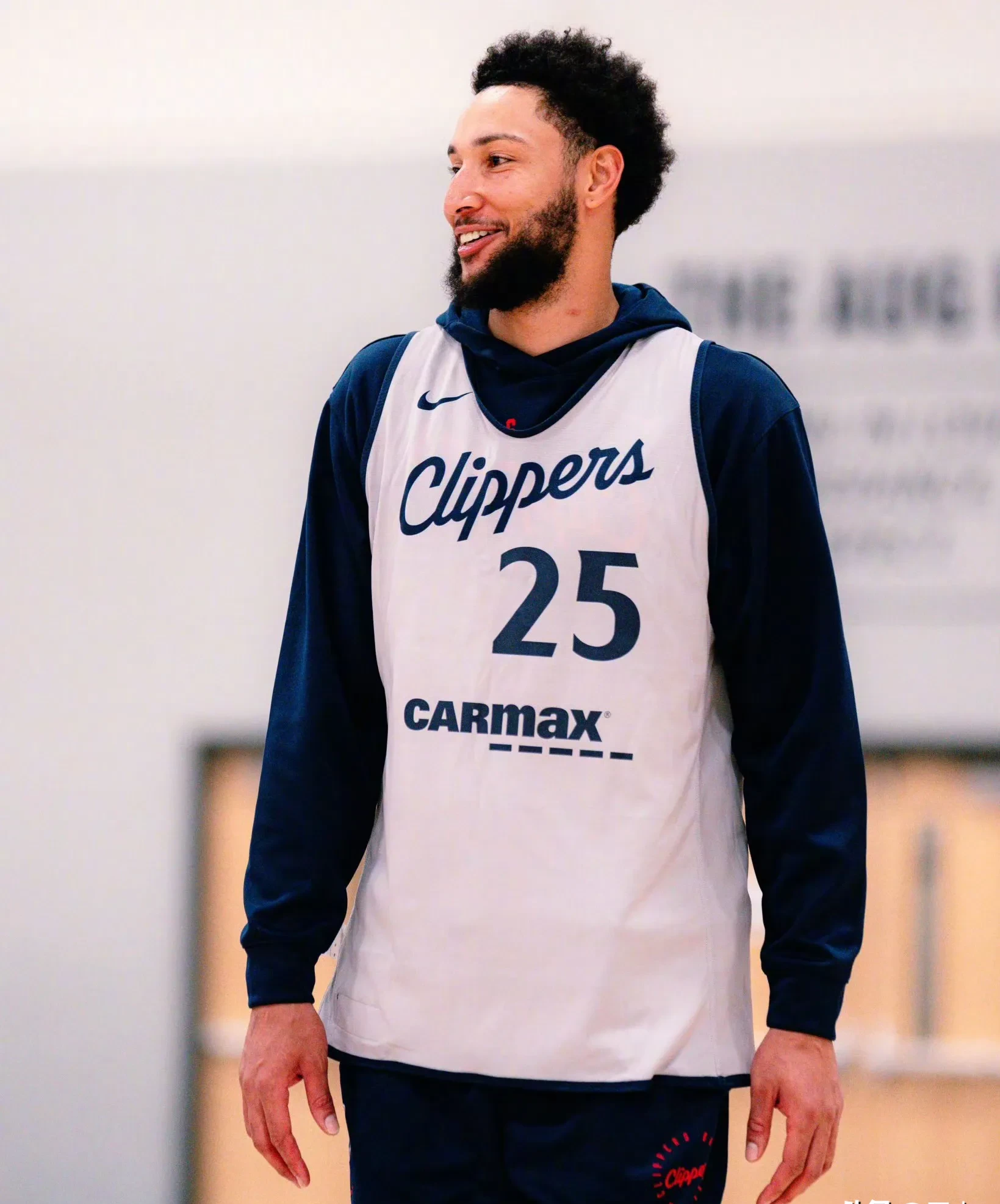 包含今晨体能课后；密尔沃基雄鹿造点机会备战全明星赛；媒体盛赞；赛程密集仍需轮换的词条